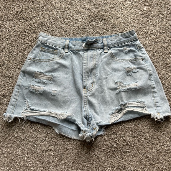 Light wash ripped Jean shorts - Picture 1 of 2